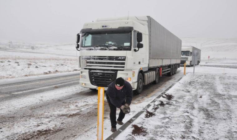 Kars’ta kar esareti... Araçlar yolda mahsur kaldı!