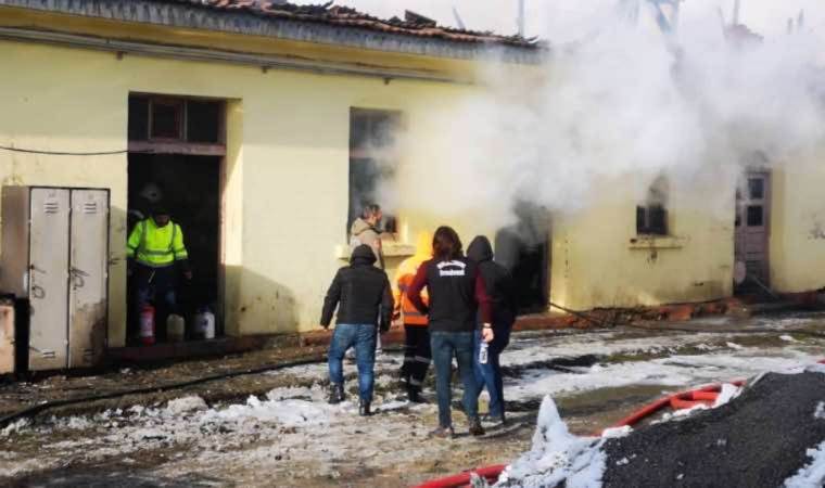 TCDD çalışanlarının cağ kebabı için yaktıkları ateş depoyu yaktı