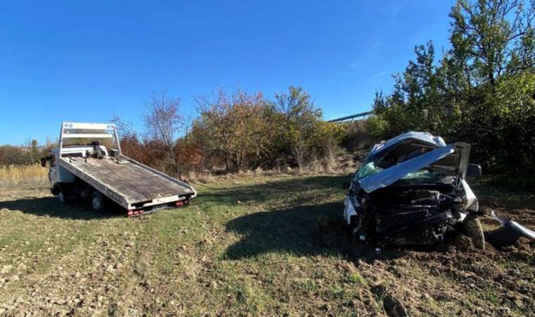 Takla atarak tarlaya uçtu: 3 kişi yaralandı