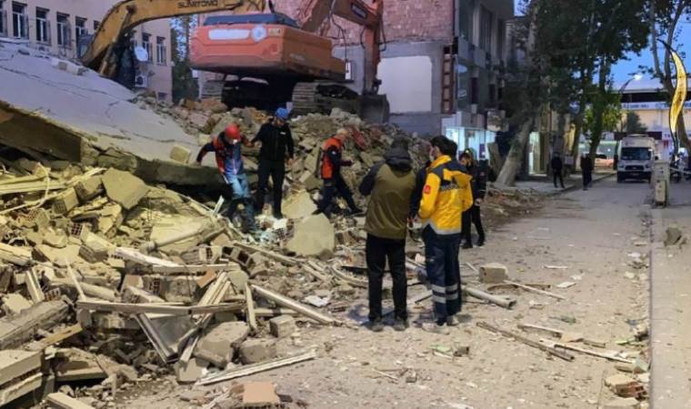 Depremde ağır hasar alan bina çöktü...