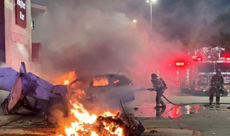 ABD'de alışveriş merkezinin önüne uçak düştü