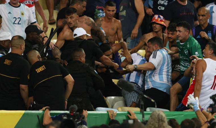 Polislerden taraftarlara copla müdahale... Brezilya - Arjantin maçında tribünler karıştı!