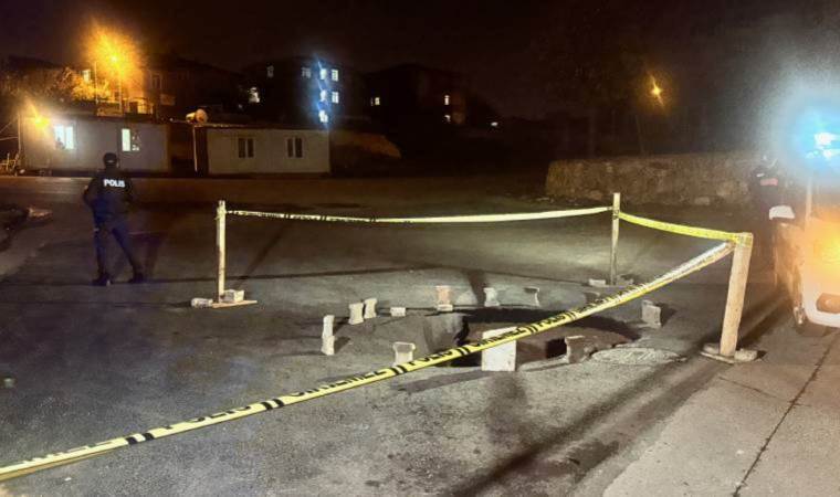 Sultanbeyli'de yol çöktü... 3 metrelik çukur oluştu!