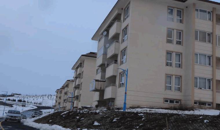 Ardahan Üniversitesi'nde camdan düşen temizlik işçisi hayatını kaybetti