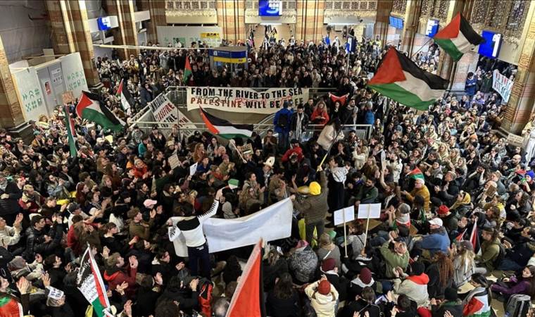 Hollanda'daki tren istasyonlarında Filistin'e destek eylemleri düzenlendi