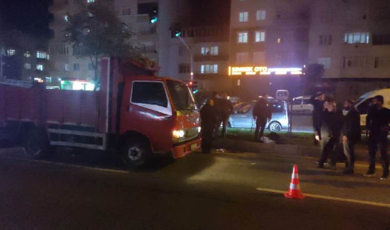 Saniye saniye kaydedildi... Kamyonet anne ve kızına çarptı