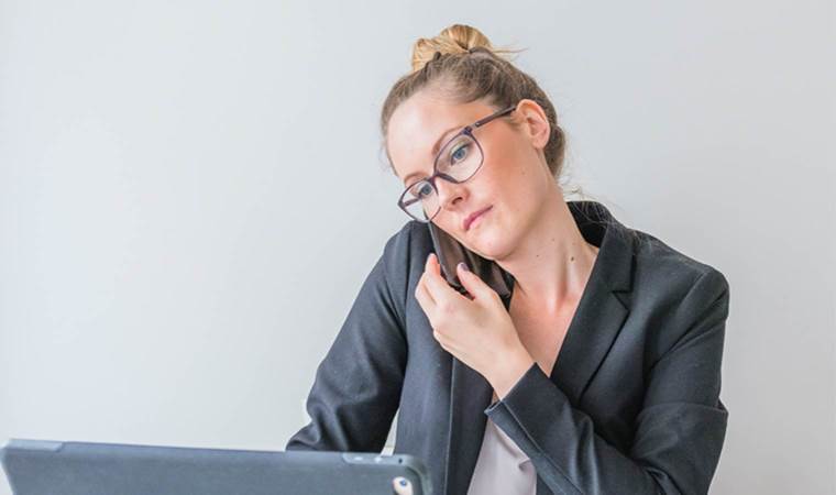 Uzmanlar uyarıyor: Telefonun yanlış kullanımı boyun fıtığına yol açabilir