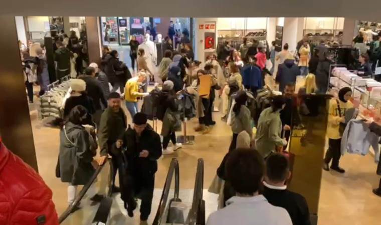 AVM'lerde 'Efsane Cuma' kuyruğu