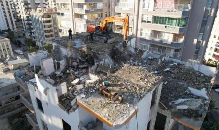 Ağır hasarlı binanın beton bağlama noktasından tepsi çıktı: ‘İşçiler menemen yapıp unutunca…’