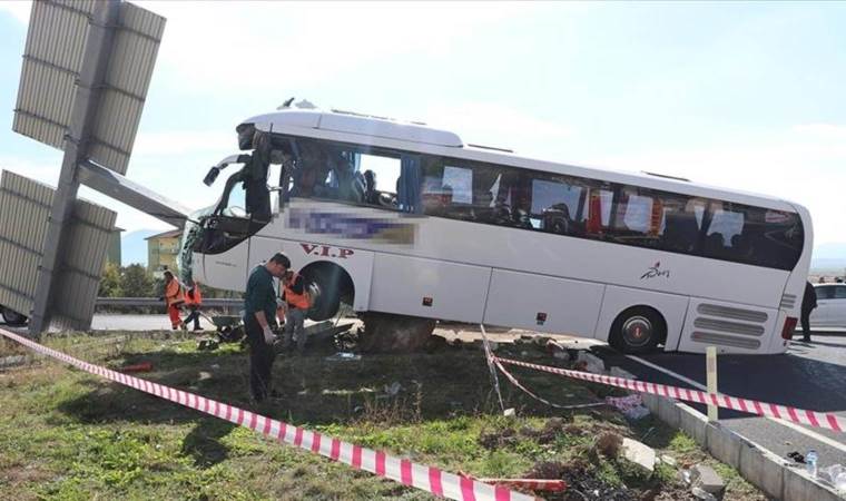 Turist otobüsü ile otomobilin çarpıştığı kazada can kaybı 3'e yükseldi!