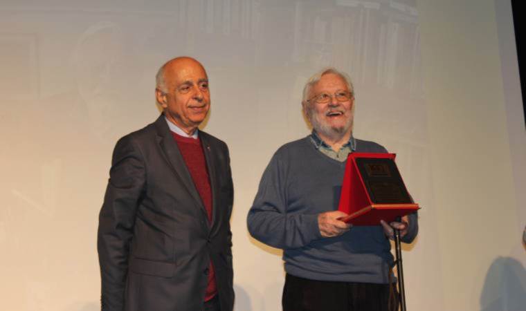 Yazarımız Özdemir İnce'ye Cumhuriyetin Altın Çocuğu ödülü verildi