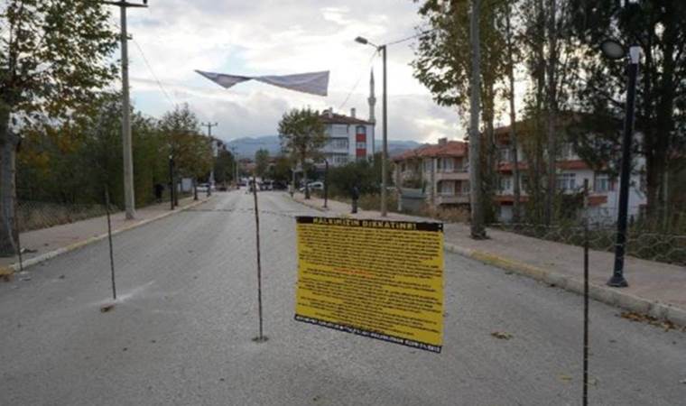 Mahkeme kararını gerekçe gösterip, caddeyi yaya ve araç trafiğine kapattı