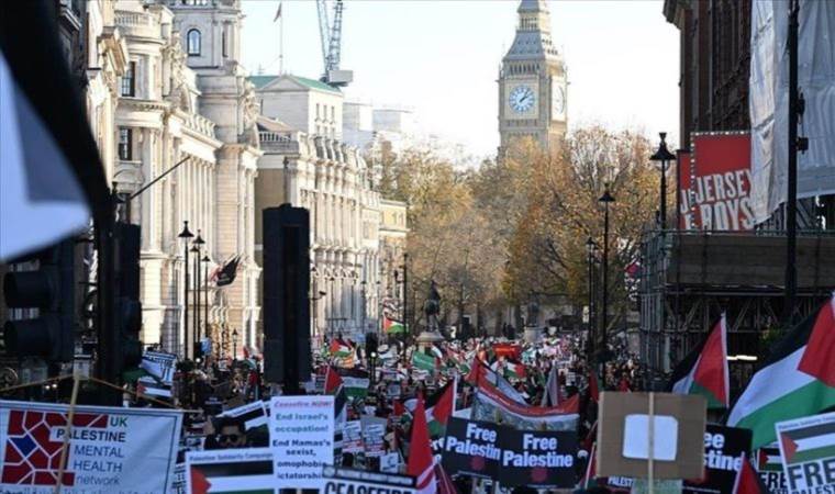 İngiltere'de on binlerce kişi Filistin'i desteklemek için 7. kez sokaklara çıktı