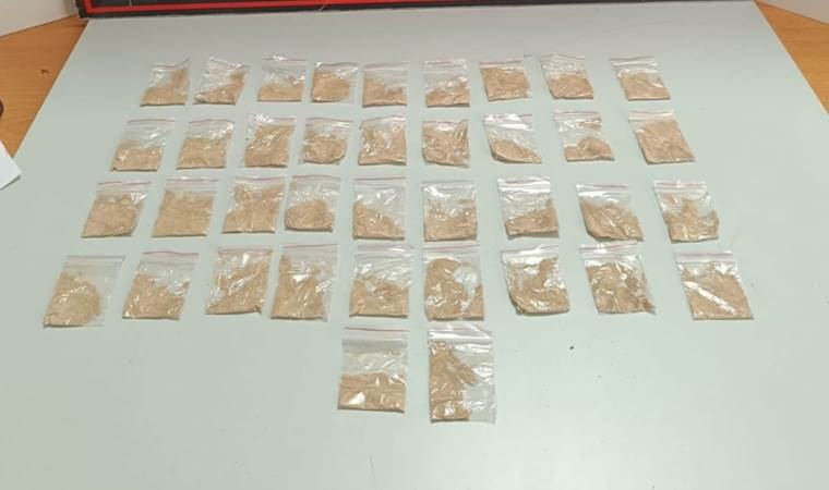 Polisi görünce iç çamaşırındaki uyuşturucuyu attı!