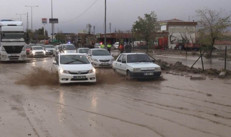 Kırıkkale'de sağanak: Dere taştı, yol suyla kaplandı!