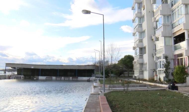 Küçükçekmece'de deniz taştı!