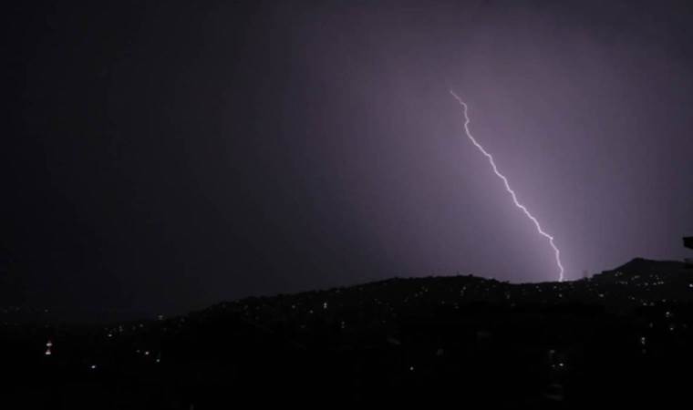 Çanakkale'de Boğaz ve Garnizon Komutanlığı'na yıldırım düştü: 4 asker yaralı