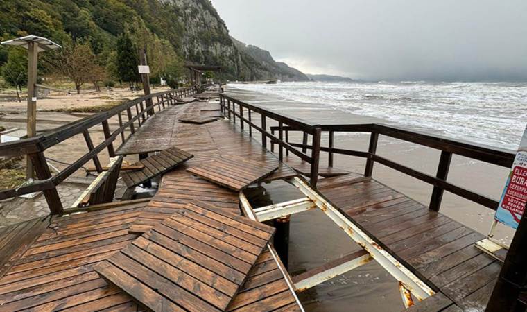 Bartın'da fırtına: Yürüyüş yolu ve büfeler zarar gördü