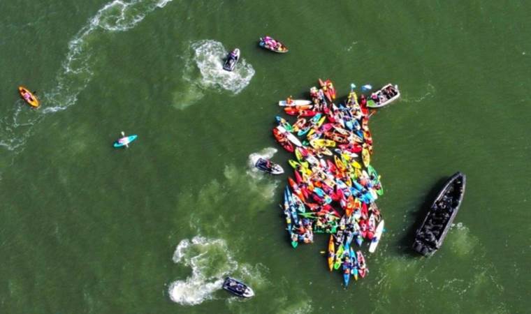 Avustralya'da yüzlerce iklim aktivisti kanolarla limanı kapattı