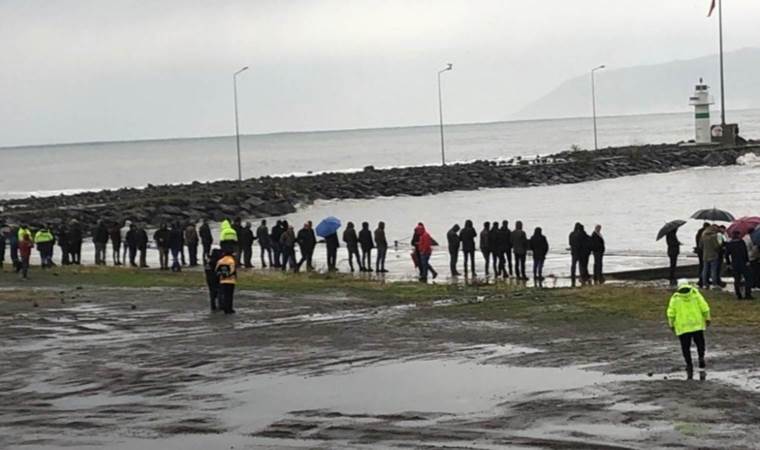 Fırtınada fotoğraf çekeceklerdi: Dev dalgalara kapıldılar!