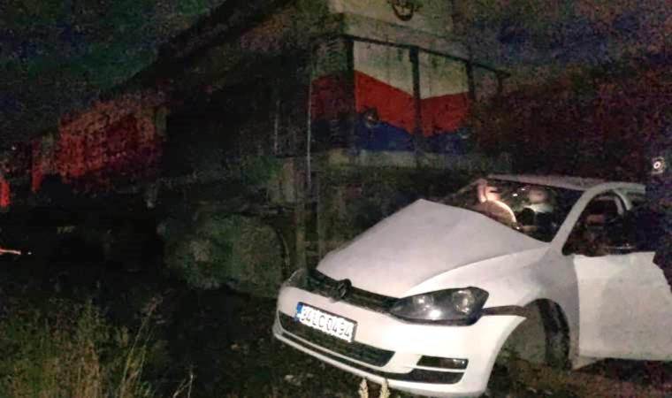 Feci kaza... Yük treni otomobile çarptı: 5 kişi yaralandı!