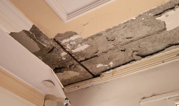 Uyurken tavan alçısı üzerlerine düştü: 'Deprem oldu sandık'