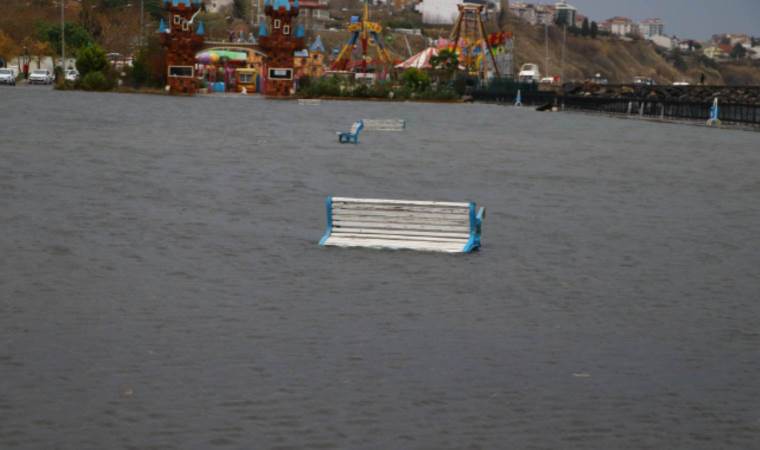 Dalgaların boyu 10 metreyi buldu... Tekirdağ'da deniz taştı