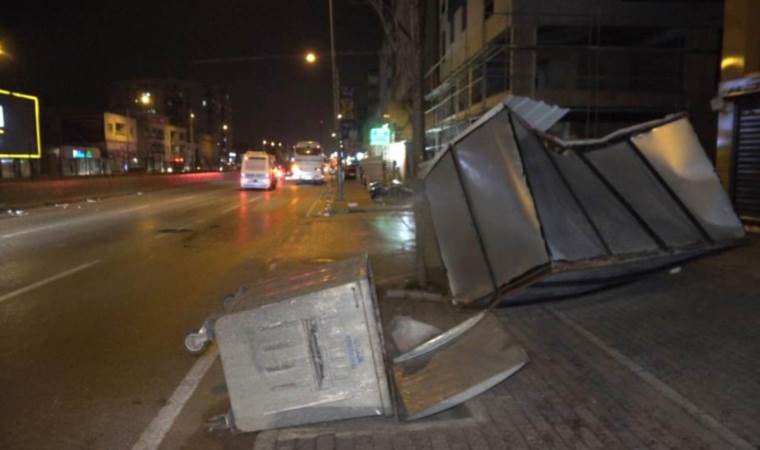 Fırtına Bursa’yı yıktı geçti... Otobüsün üzerine uçan çatı 2 yolcuyu yaraladı