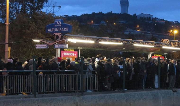 Vapur seferleri iptal edildi: Marmaray ve metrobüste yoğunluk oluştu