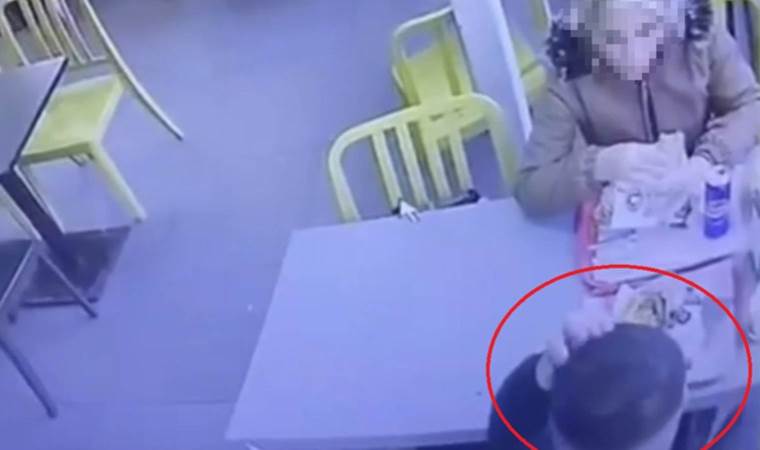 O film gerçek oldu: Kopardığı saçını yemeğine böyle attı