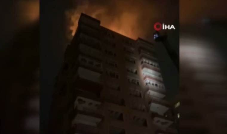 Apartmana yıldırım düştü, çatı alev alev yandı!