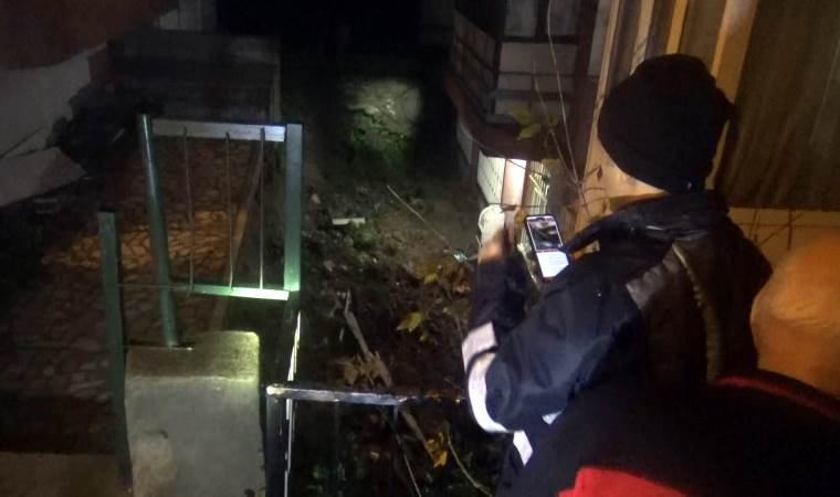 Avcılar'da istinat duvarı çöktü