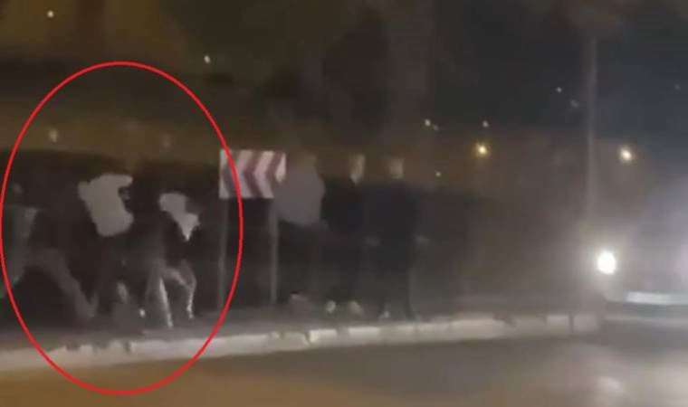 İki grup arasında 'yan bakma’ kavgası... Cadde ringe döndü!