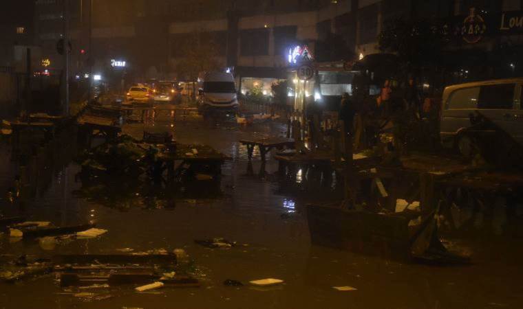 Sarıyer'de sağanak... Semt pazarını su bastı, araçlar mahsur kaldı!