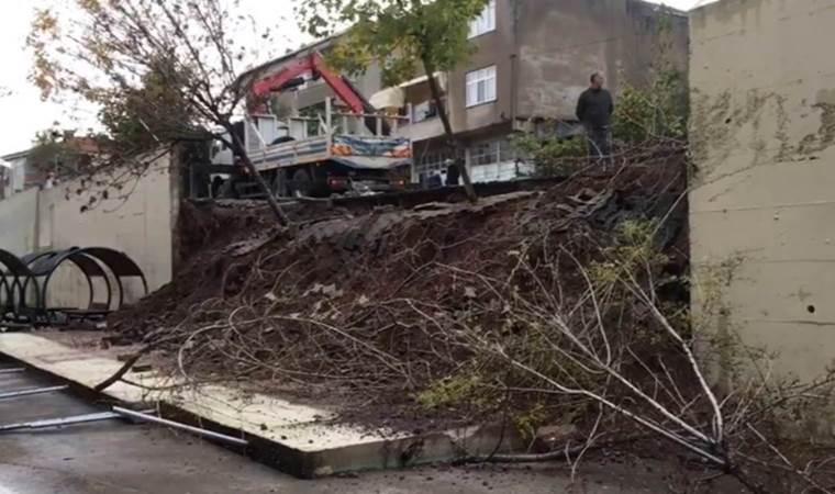 Sağanak etkili oldu: Okulun istinat duvarı çöktü
