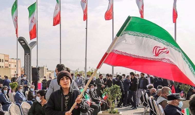 İran'da gösteriler başladı: Eski ABD Büyükelçiliği önü karıştı