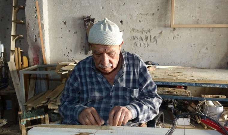 Uğruna parmaklarını kaybettiği mesleğini yarım asırdır yapıyor