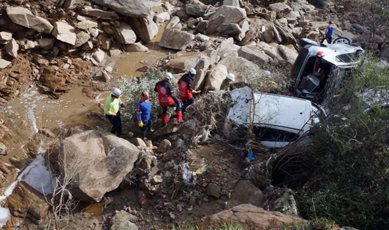 Aydın Söke'yi sağanak vurdu... Nişan dönüşü sele kapıldılar: 3 ölü, 1 kayıp!