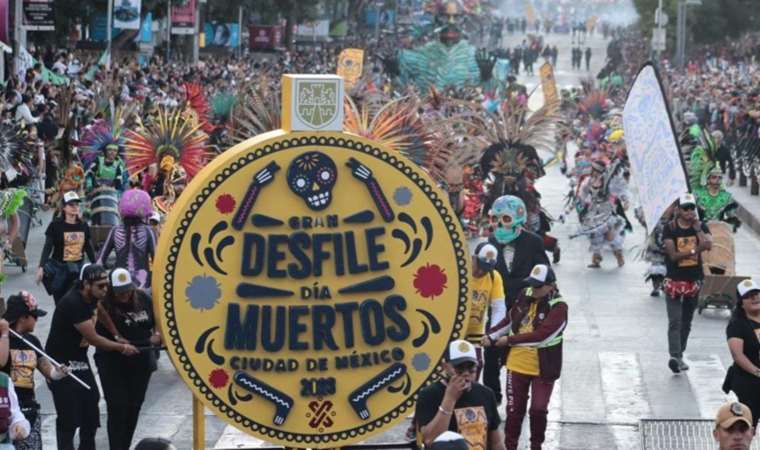 'Ölüler Günü' renkli görüntülere sahne oldu