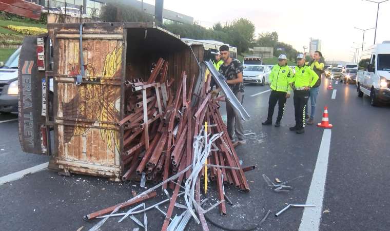Ümraniye'de kamyonet devrildi: TEM'de yoğun trafik oluştu