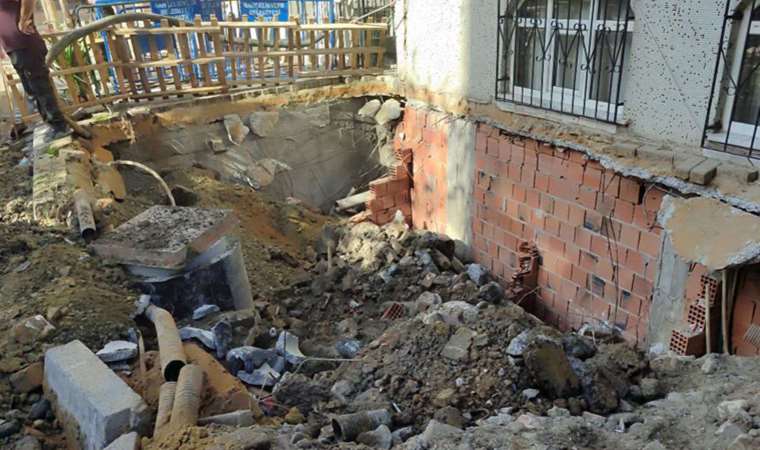 Bahçelievler’de vincin çalışma yaptığı esnada kaldırım çöktü