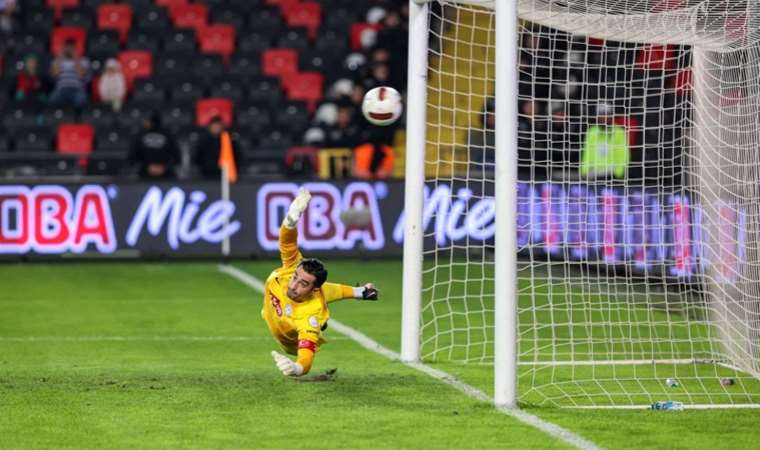 Topu bir anda eline aldı