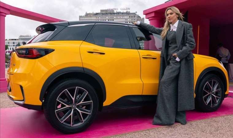 Lexus LBX Madrid'de şarkıcı Hadise ile sahnede