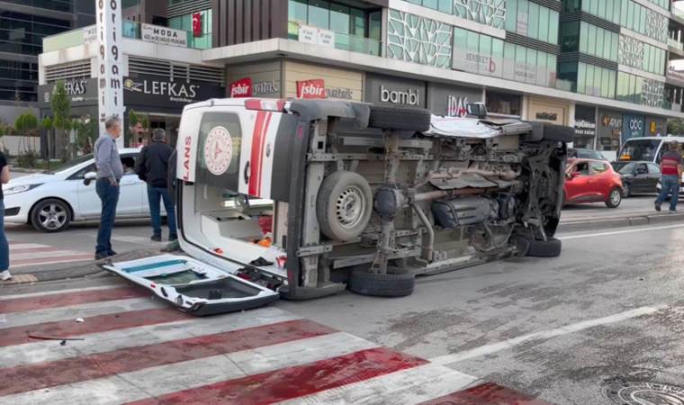 Ambulans kaza yaptı: 1'i sağlık personeli 3 kişi yaralandı