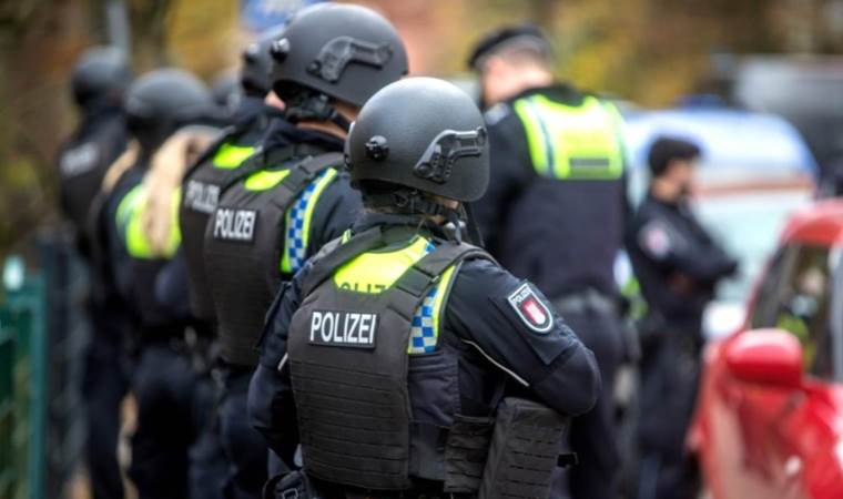 Almanya'da öğretmene silahlı tehdit: 4 çocuğa gözaltı