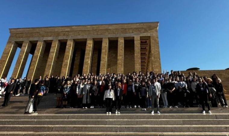 İzmir'in gençleri Ata’nın huzurunda