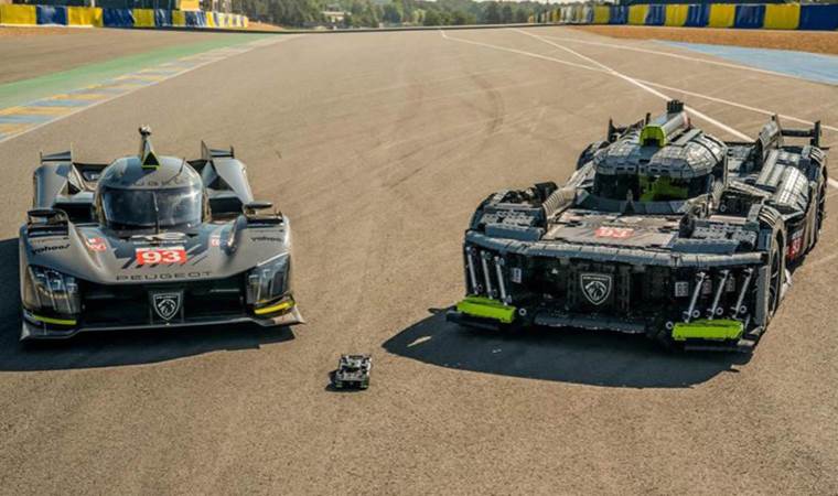 24 saatte Lego'dan yarış arabası yaptılar: Türkiye'de sergileniyor