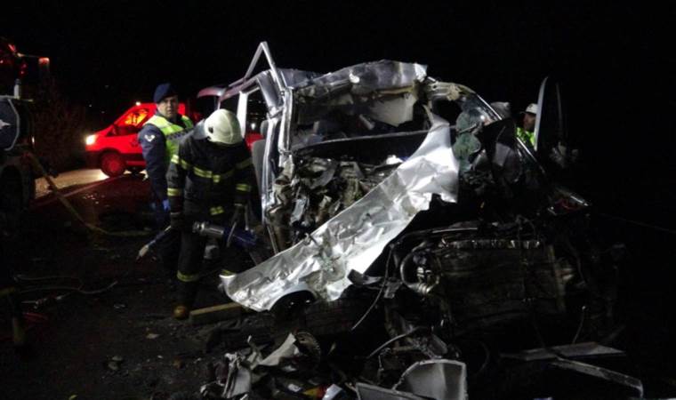 Tokat’ta korkunç kaza... Minibüs kamyona arkadan çarptı: 5 ölü