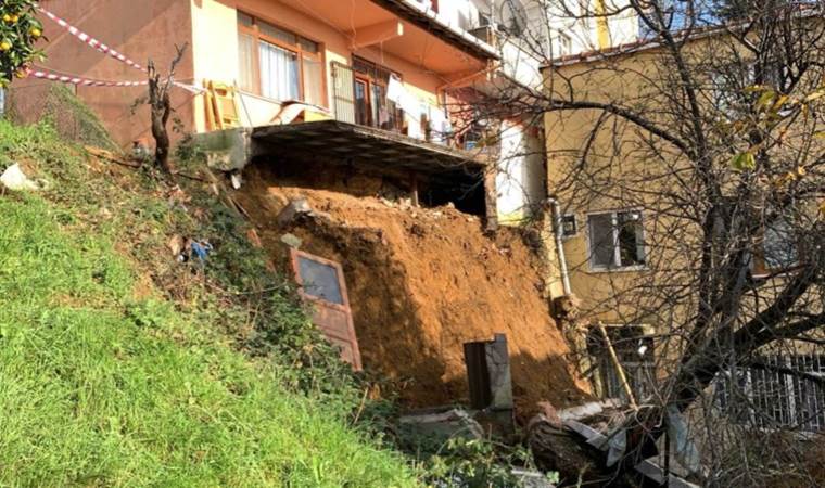 Sarıyer'de evin istinat duvarı çöktü
