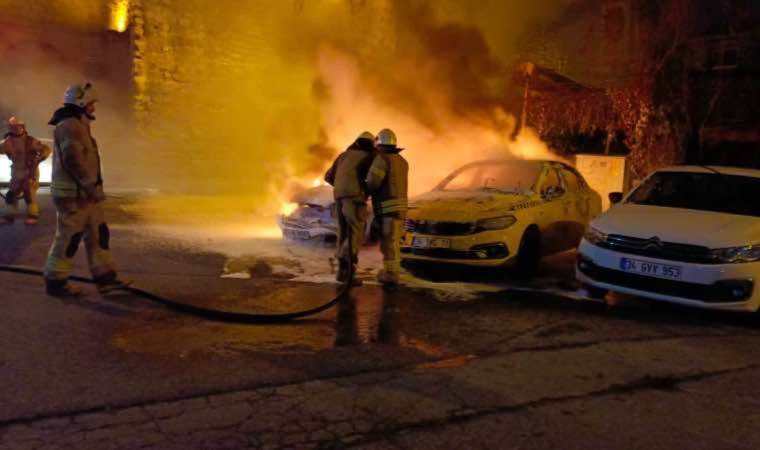 Fatih'te araç yangını: 2 otomobilde hasar oluştu